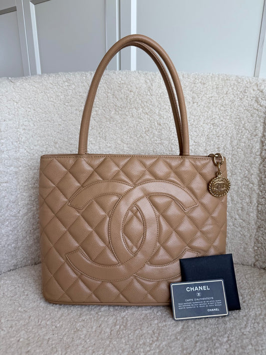 Chanel Médallion Caviar Tote Beige