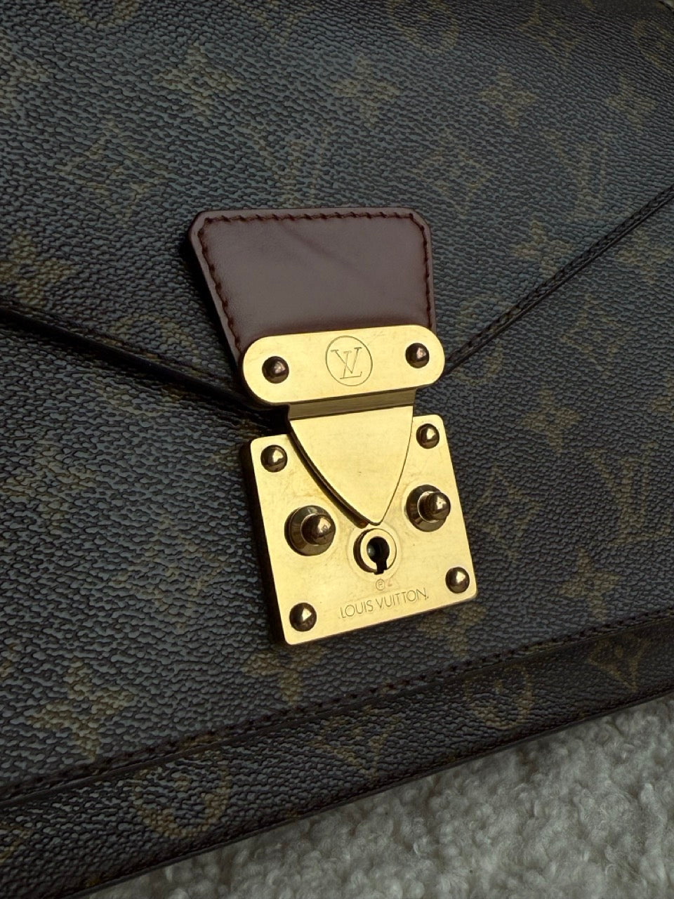 Louis Vuitton Monceau 28"