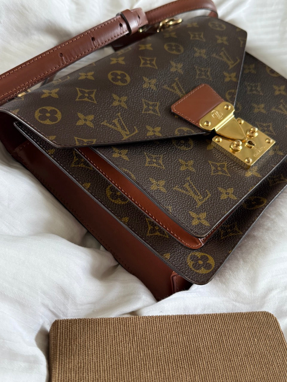 Louis Vuitton Monceau 28"