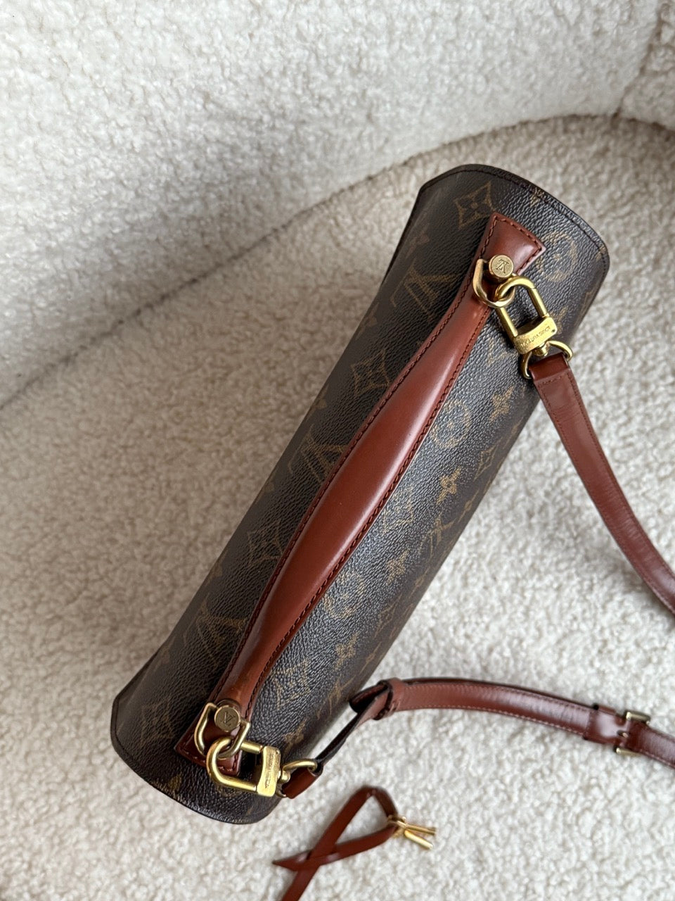 Louis Vuitton Monceau 28"