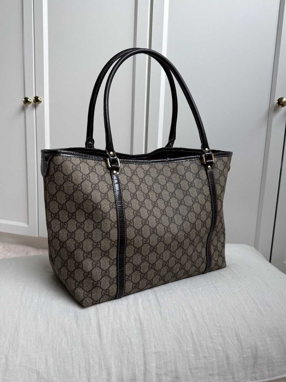 Gucci monogram Tote black detail