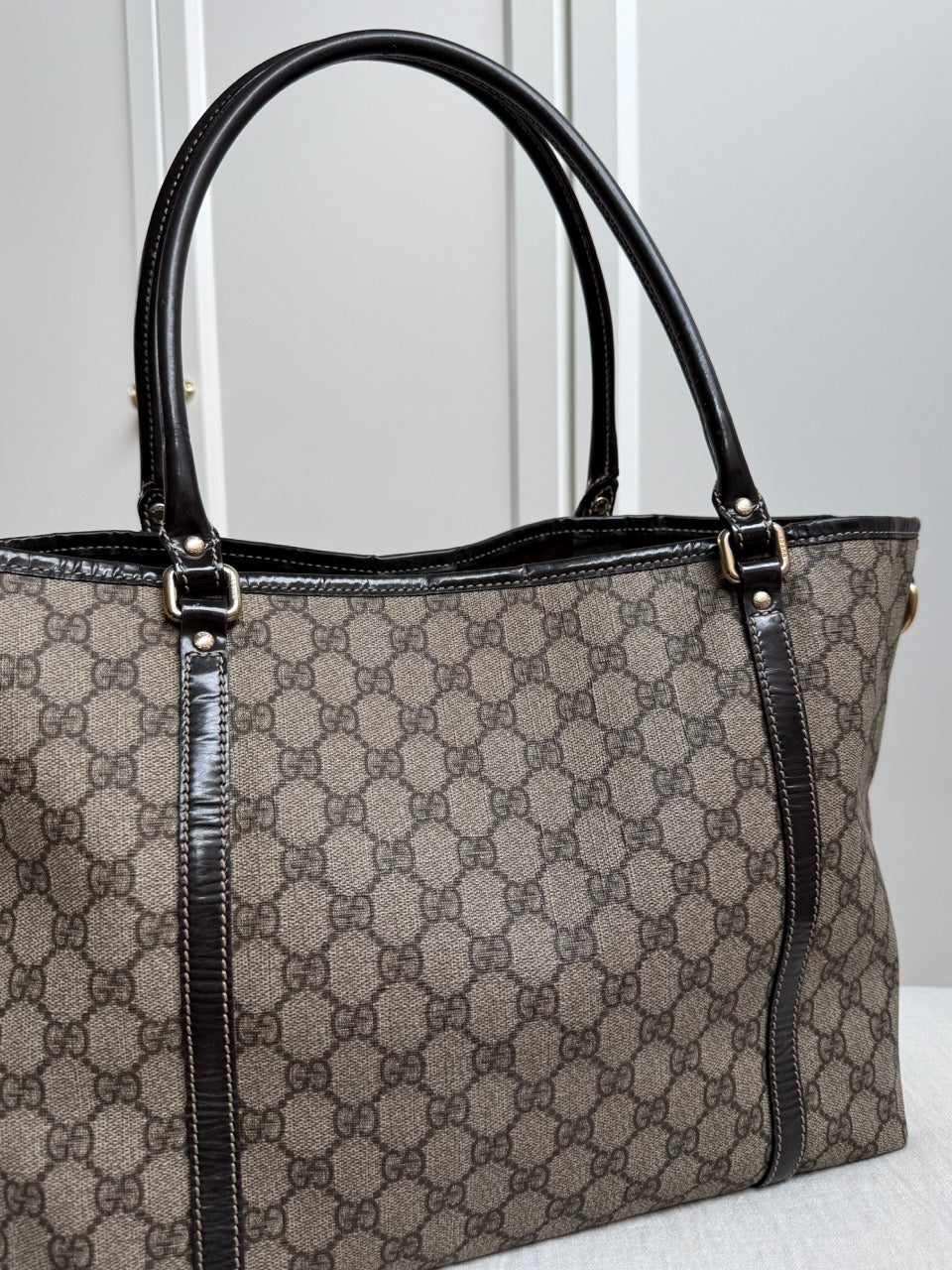 Gucci monogram Tote black detail