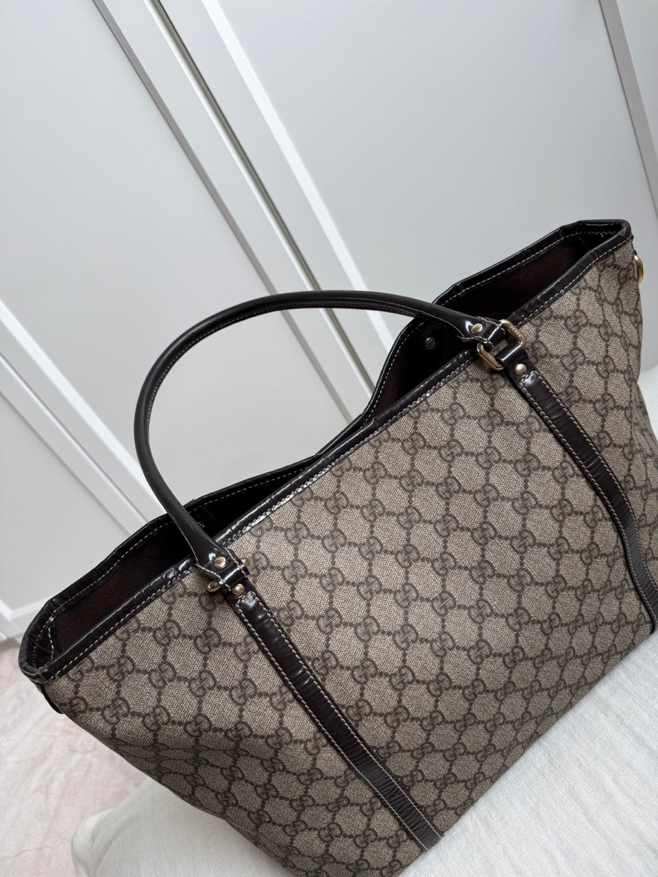 Gucci monogram Tote black detail