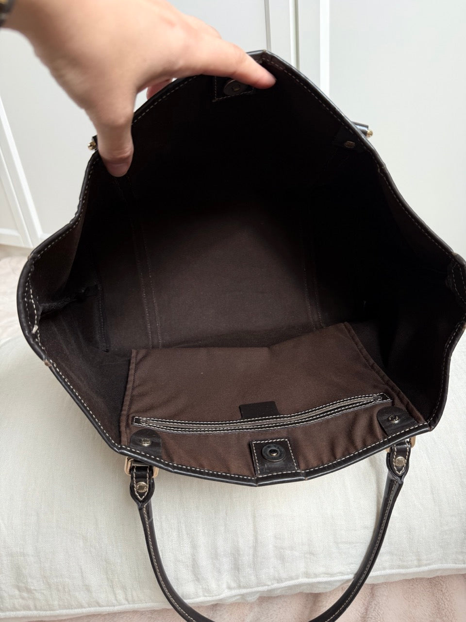 Gucci monogram Tote black detail