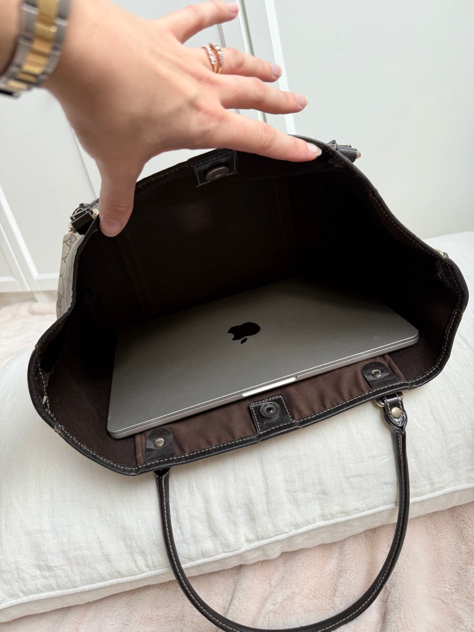 Gucci monogram Tote black detail